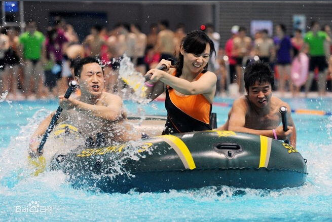 ——水上趣味活动项目－－——友谊小船泅渡