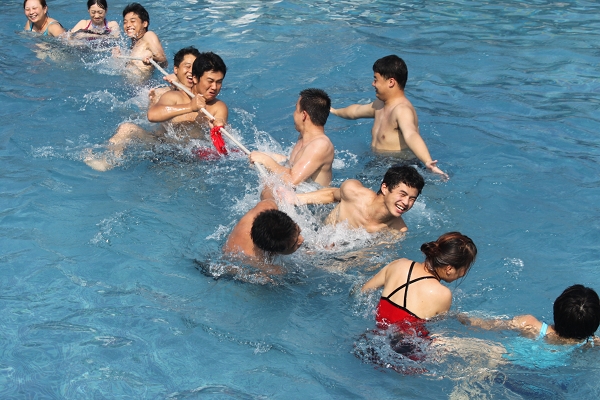 水上趣味活动竞赛项目－－水上拔河比赛